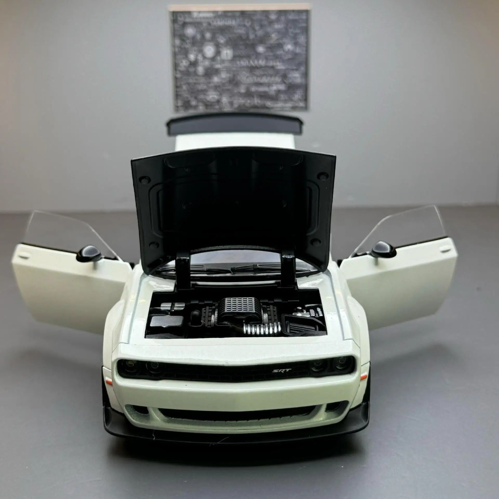 Miniatura Dodge Challenger SRT - Escala 1:24