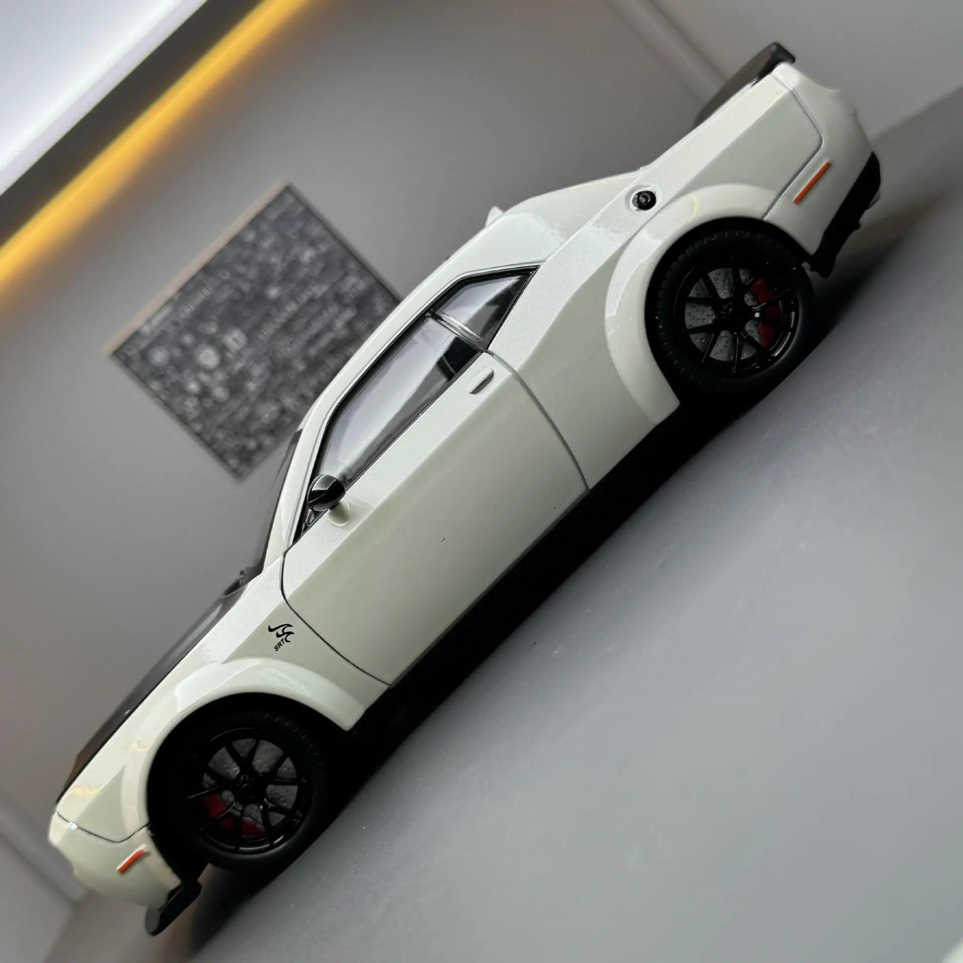 Miniatura Dodge Challenger SRT - Escala 1:24