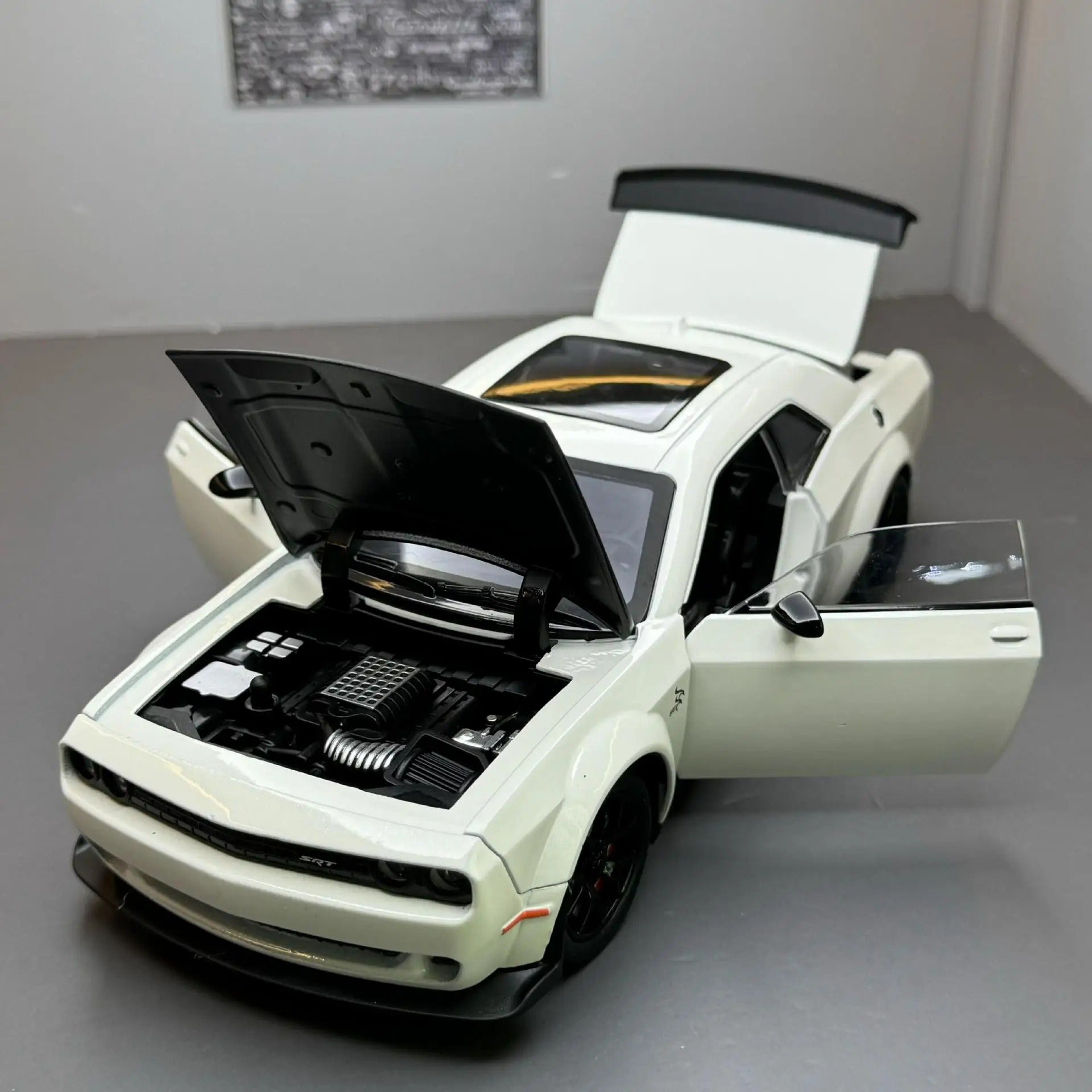 Miniatura Dodge Challenger SRT - Escala 1:24