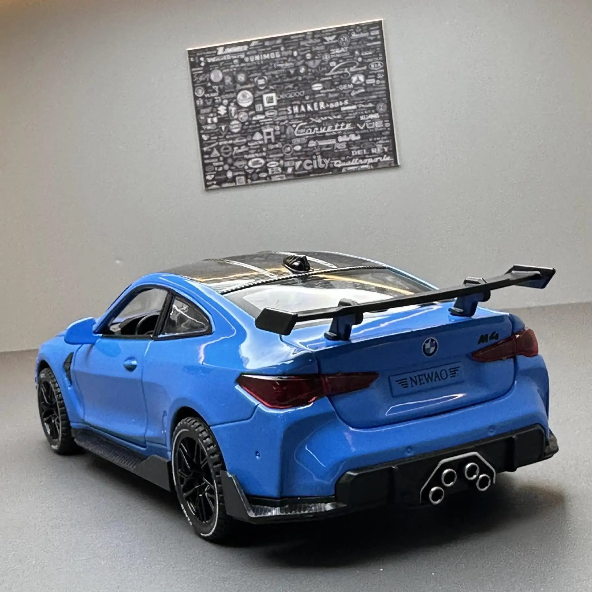 Miniatura BMW M4 - Escala 1:32