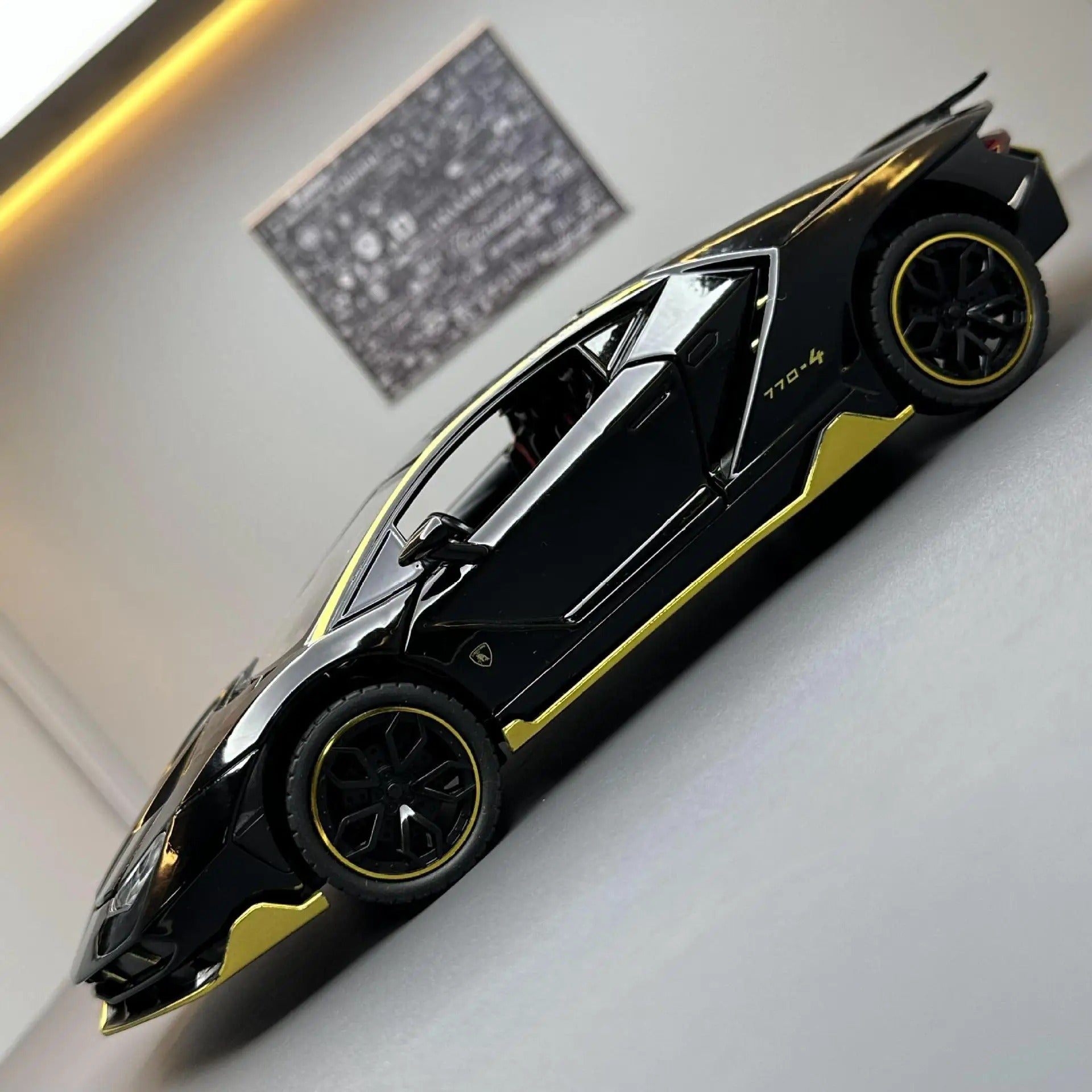 Miniatura Lamborghini LP770-4 - Escala 1:24