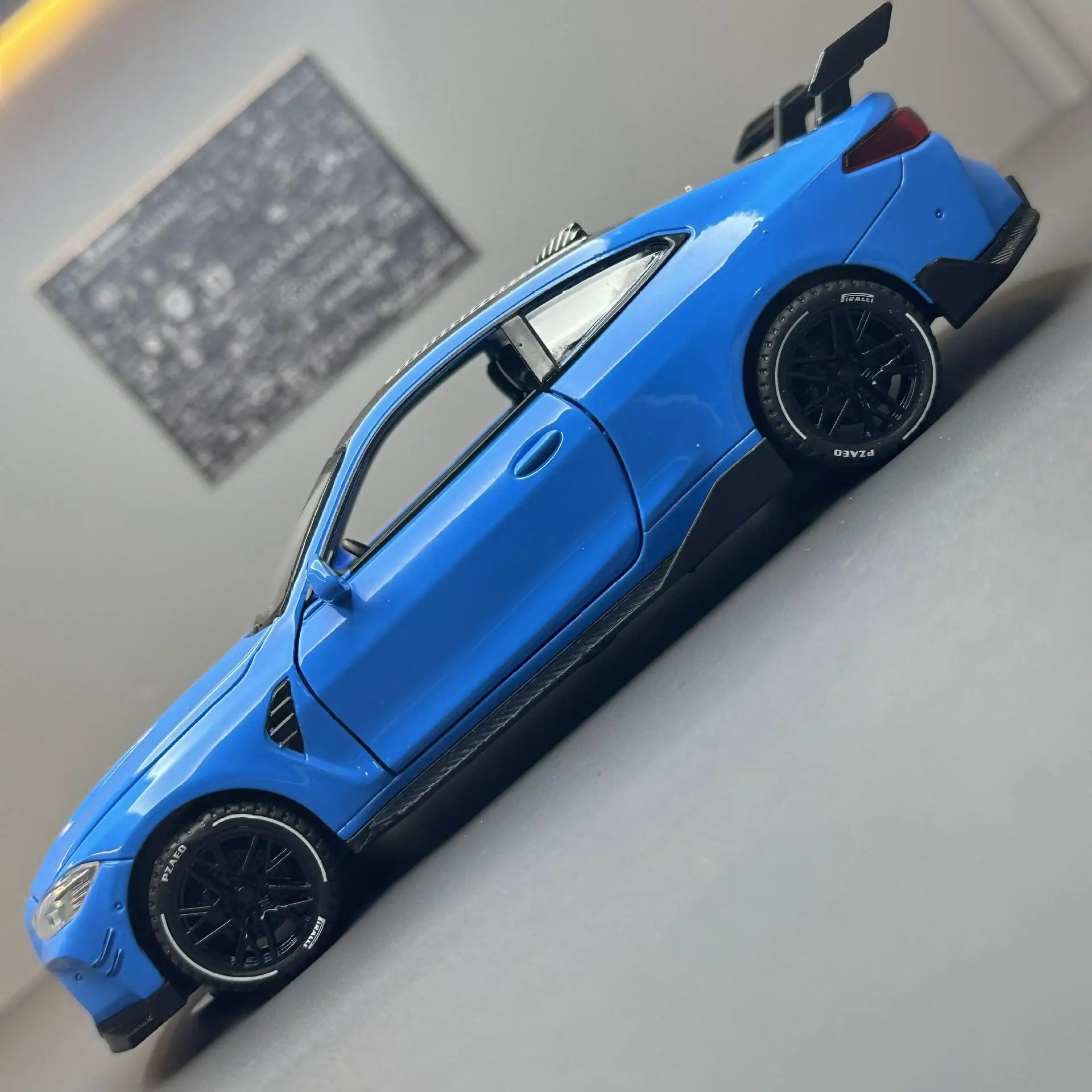 Miniatura BMW M4 - Escala 1:32