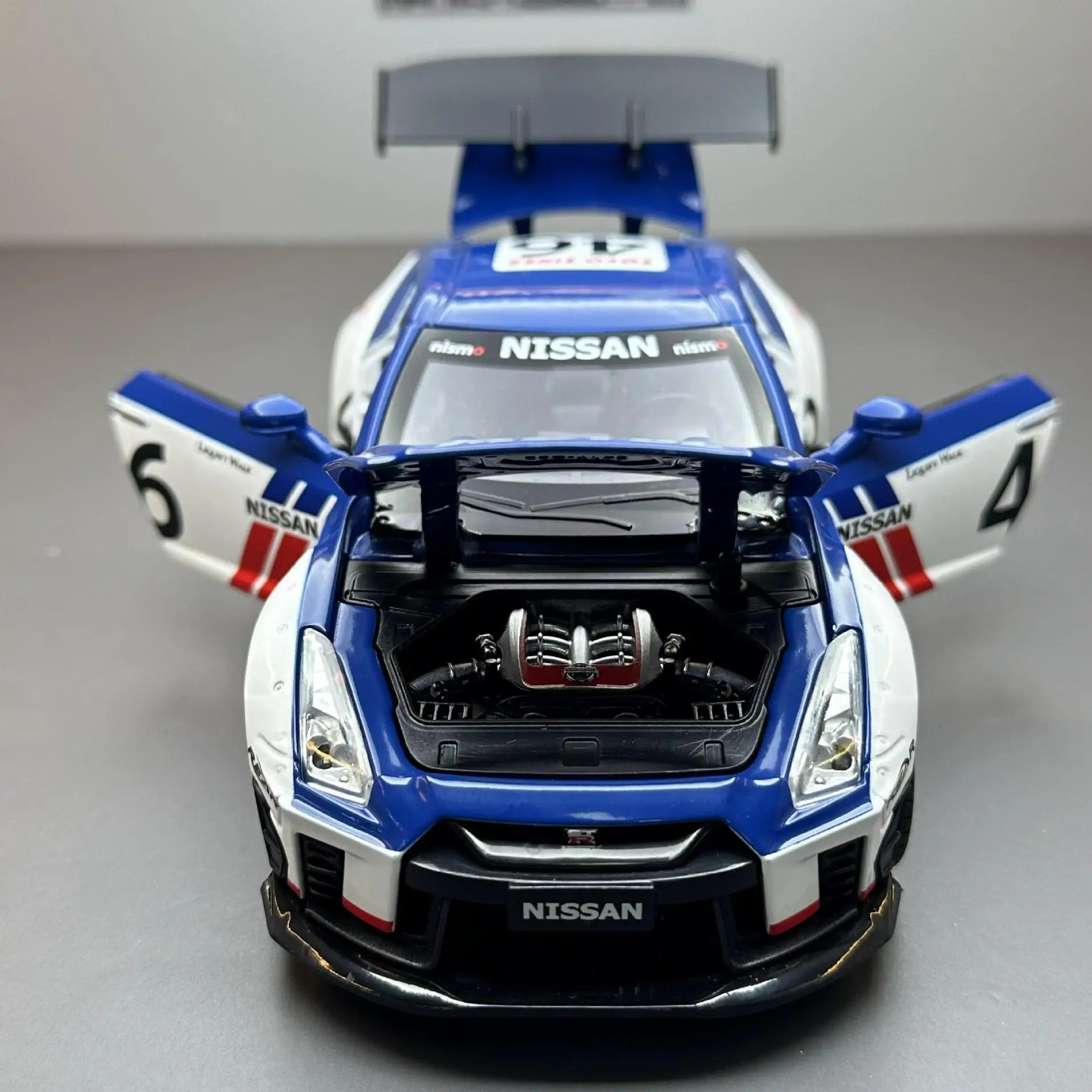 Miniatura Nissan GT-R R35 NISMO (Liberty Walk Racing Edition ) – Escala 1:22